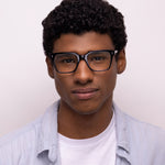 Óculos E7 Médio Preto em modelo com rosto médio.