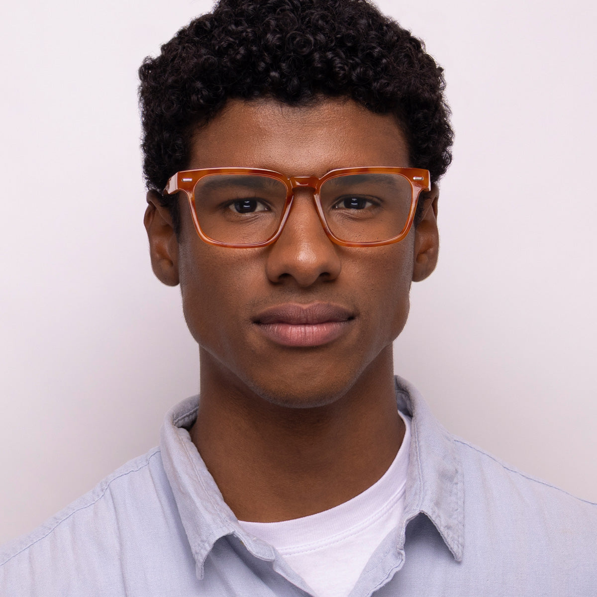 Óculos E9 Retangular Grande Havana em modelo com rosto médio.