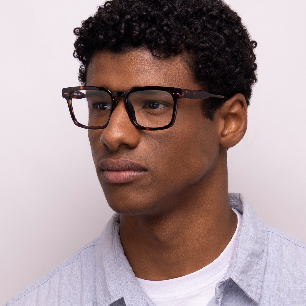 Óculos E9 Retangular Grande Tartaruga em modelo com rosto médio.