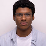 Óculos EM3 Meio Aro Grafite em modelo com rosto médio.