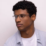 Óculos EM3 Meio Aro Bronze em modelo com rosto médio.