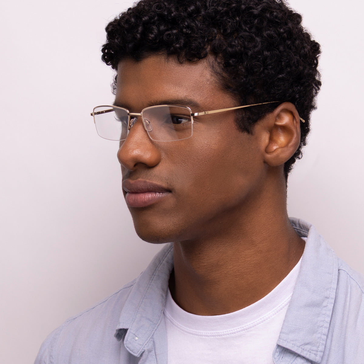 Óculos EM4 Meio Aro Dourado em modelo com rosto médio.