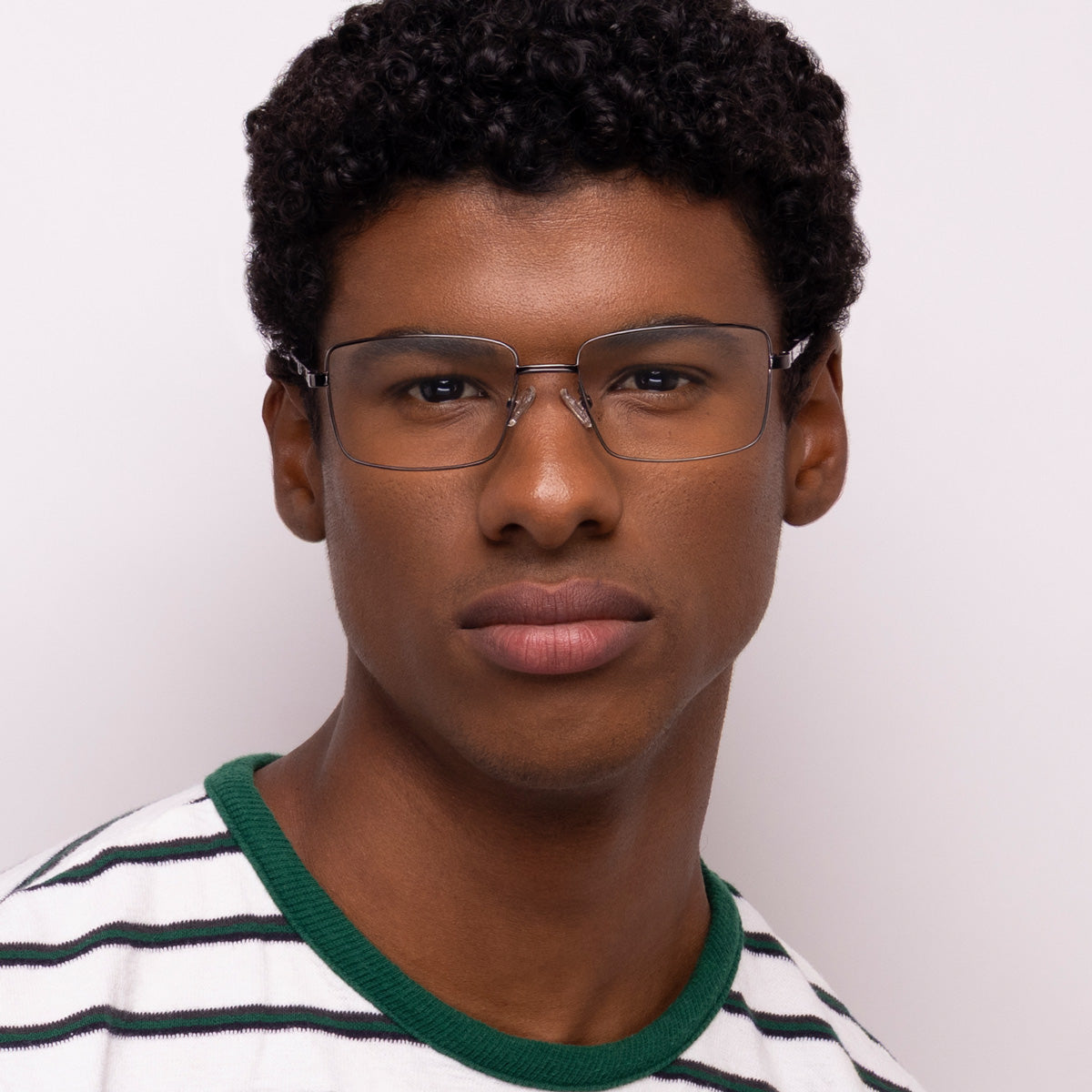 Óculos EM5 Metal Retangular Grafite em modelo com rosto médio.