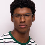 Óculos EM5 Metal Retangular Grafite em modelo com rosto médio.