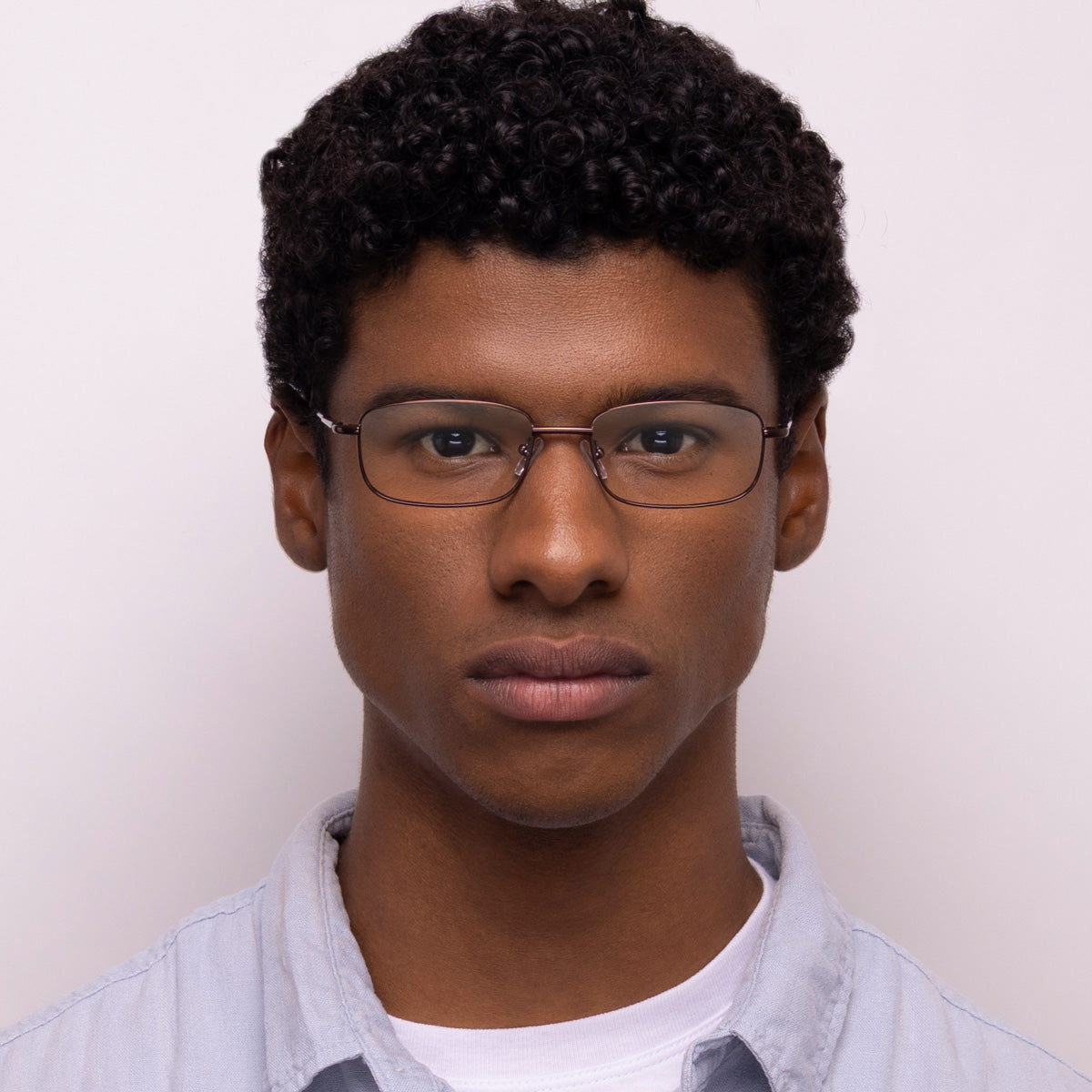 Óculos FM1  Metal Retangular Pequeno Bronze em modelo com rosto médio.