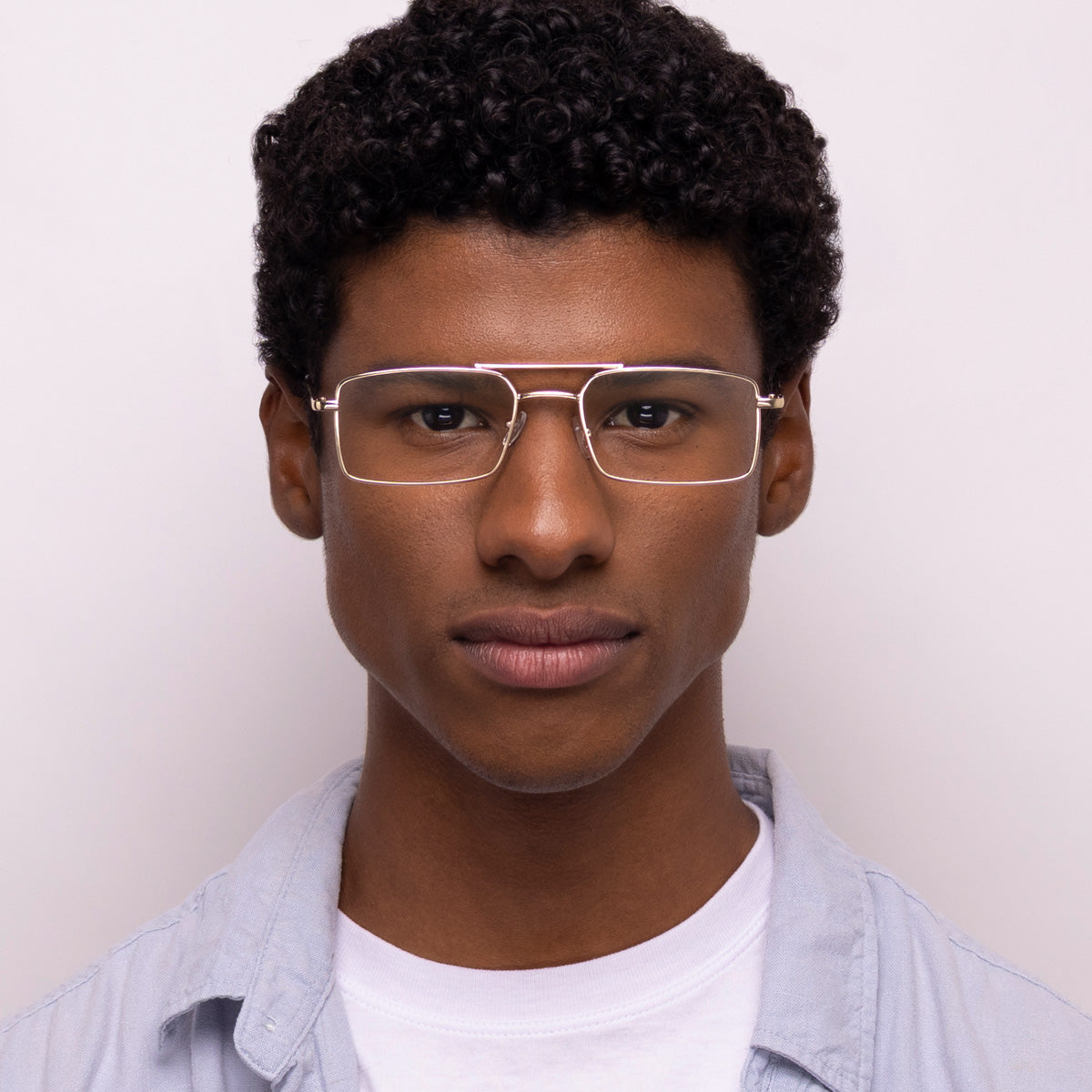 Óculos FM2  Metal Retangular Pequeno Bronze em modelo com rosto médio.