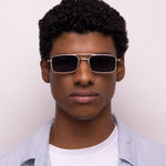 Óculos FM2  Metal Retangular Pequeno Bronze em modelo com rosto médio.