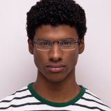 Óculos Sem Aro FM3 Preto em modelo com rosto médio.