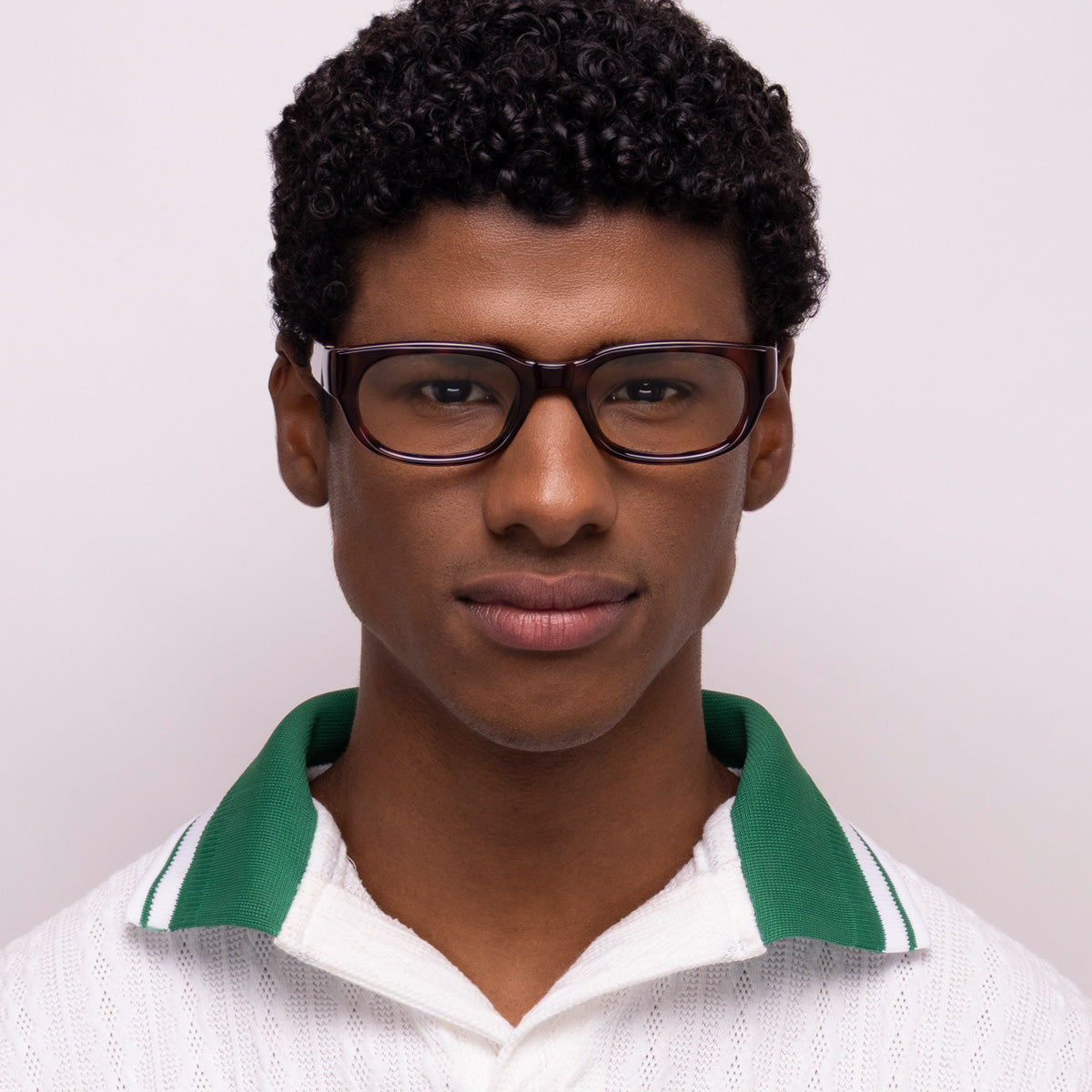 Óculos Geométrico G15 Tartaruga em modelo com rosto médio.