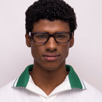 Óculos Geométrico G15 Tartaruga em modelo com rosto médio.