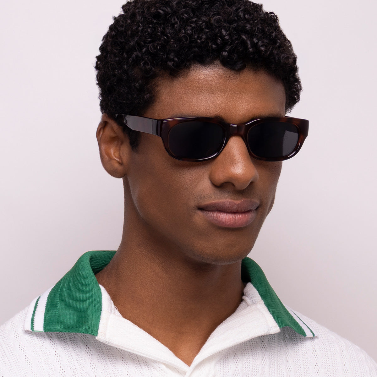 Óculos Geométrico G15 Tartaruga em modelo com rosto médio.