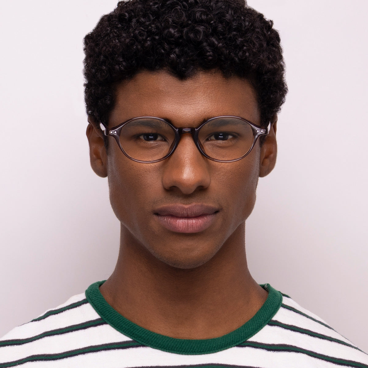 Óculos Oval I13 Marrom em modelo com rosto médio.