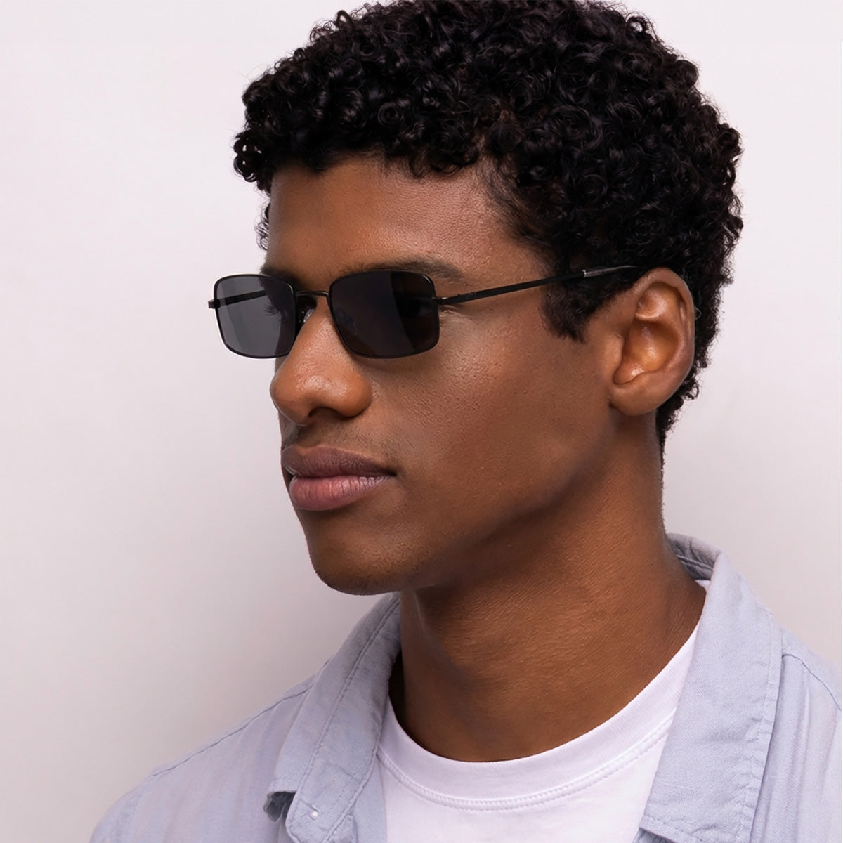 Óculos JM5 Preto em modelo com rosto grande.