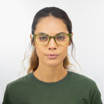 Óculos Geométrico G1 Verde em modelo com rosto pequeno.