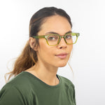 Óculos Geométrico G1 Verde em modelo com rosto pequeno.