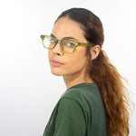 Óculos Geométrico G1 Verde em modelo com rosto pequeno.
