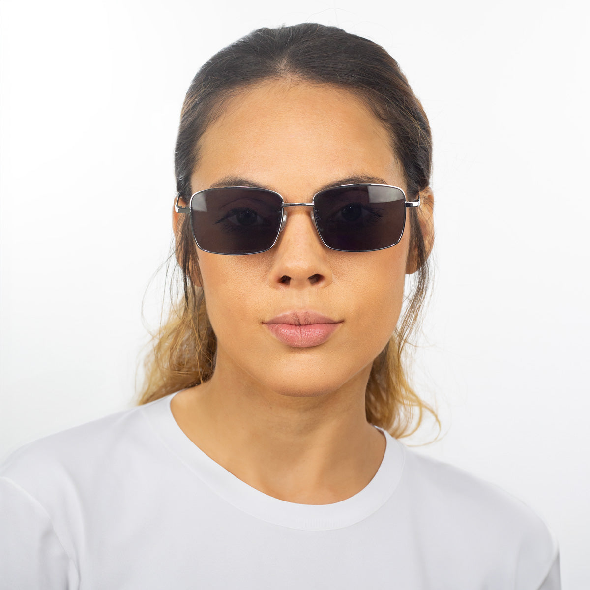 Óculos Metal Quadrado DM1 Prata em modelo com rosto pequeno.