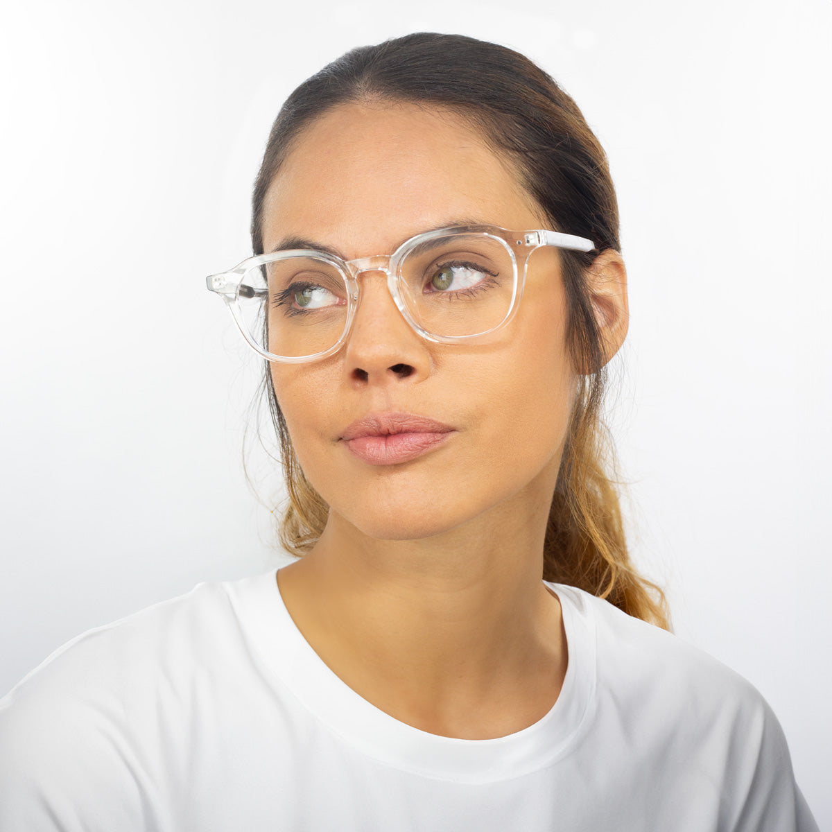 Óculos Quadrado Grande D1 Cristal em modelo com rosto pequeno.