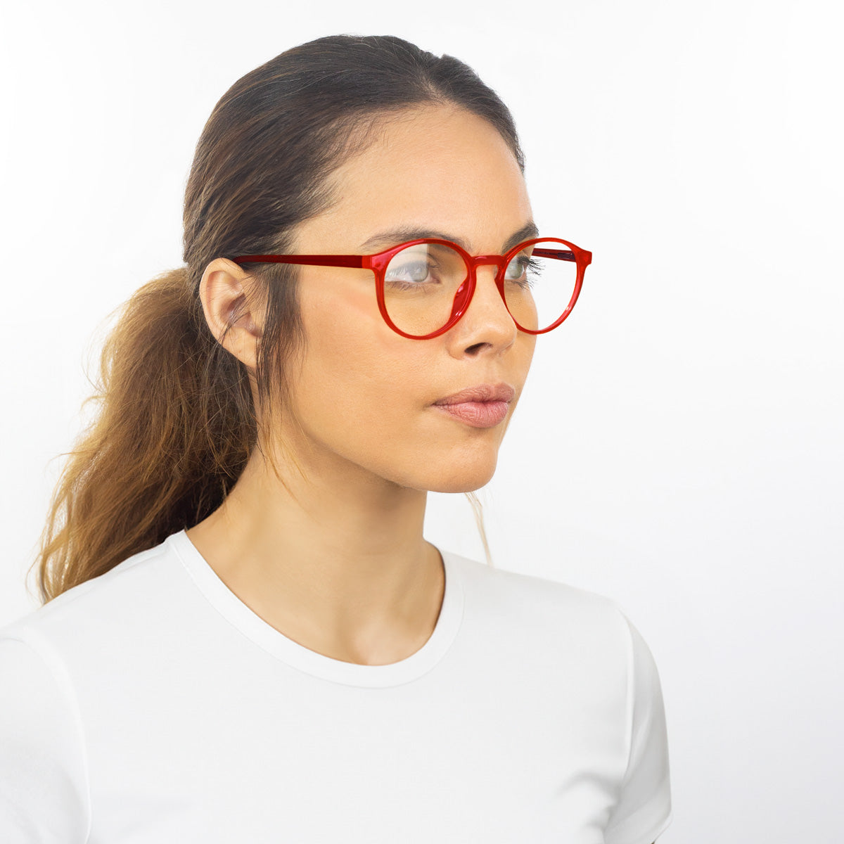 Óculos Redondo Médio B3 Vermelho em modelo de rosto pequeno.