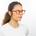 Óculos Redondo Médio B3 Vermelho em modelo de rosto pequeno.