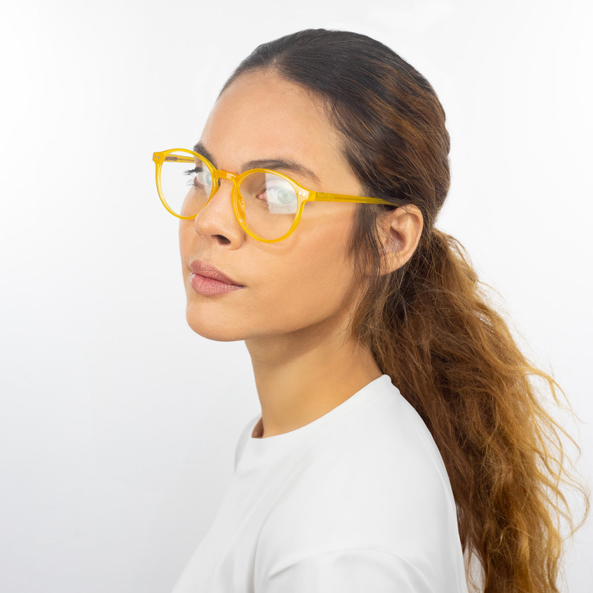 Óculos Redondo Médio B2 Amarelo em modelo com rosto pequeno.