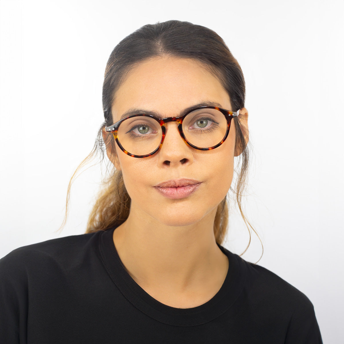 Óculos Redondo Pequeno C1 Tartaruga em modelo com rosto pequeno.