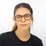 Óculos Redondo Pequeno C1 Tartaruga em modelo com rosto pequeno.