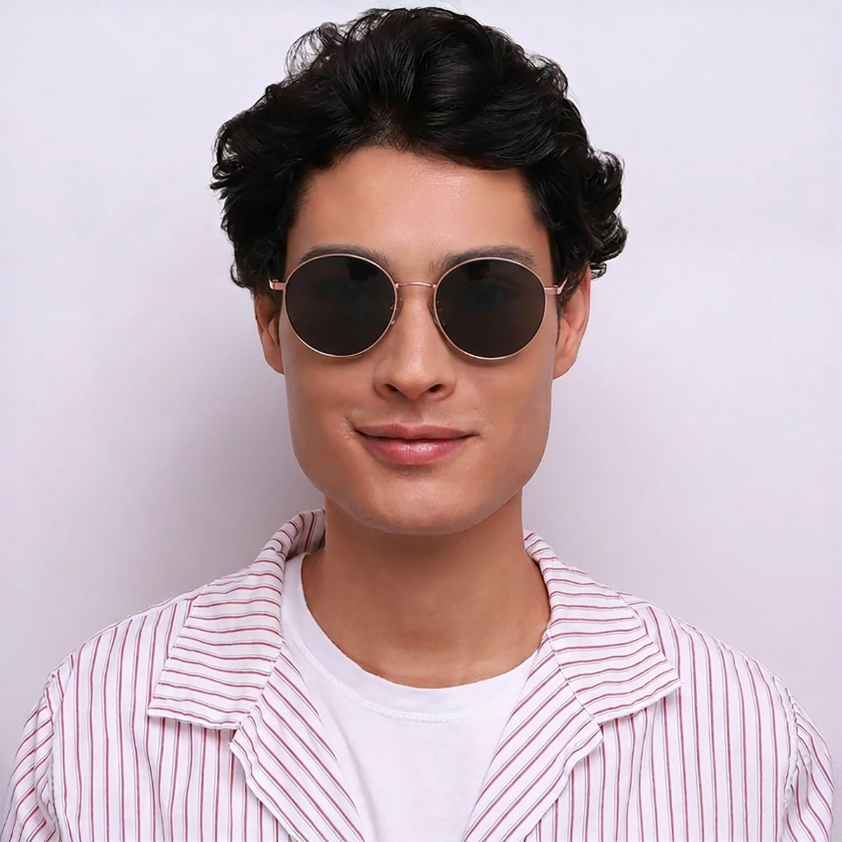Óculos Redondo BM10 Dourado em modelo com rosto grande.