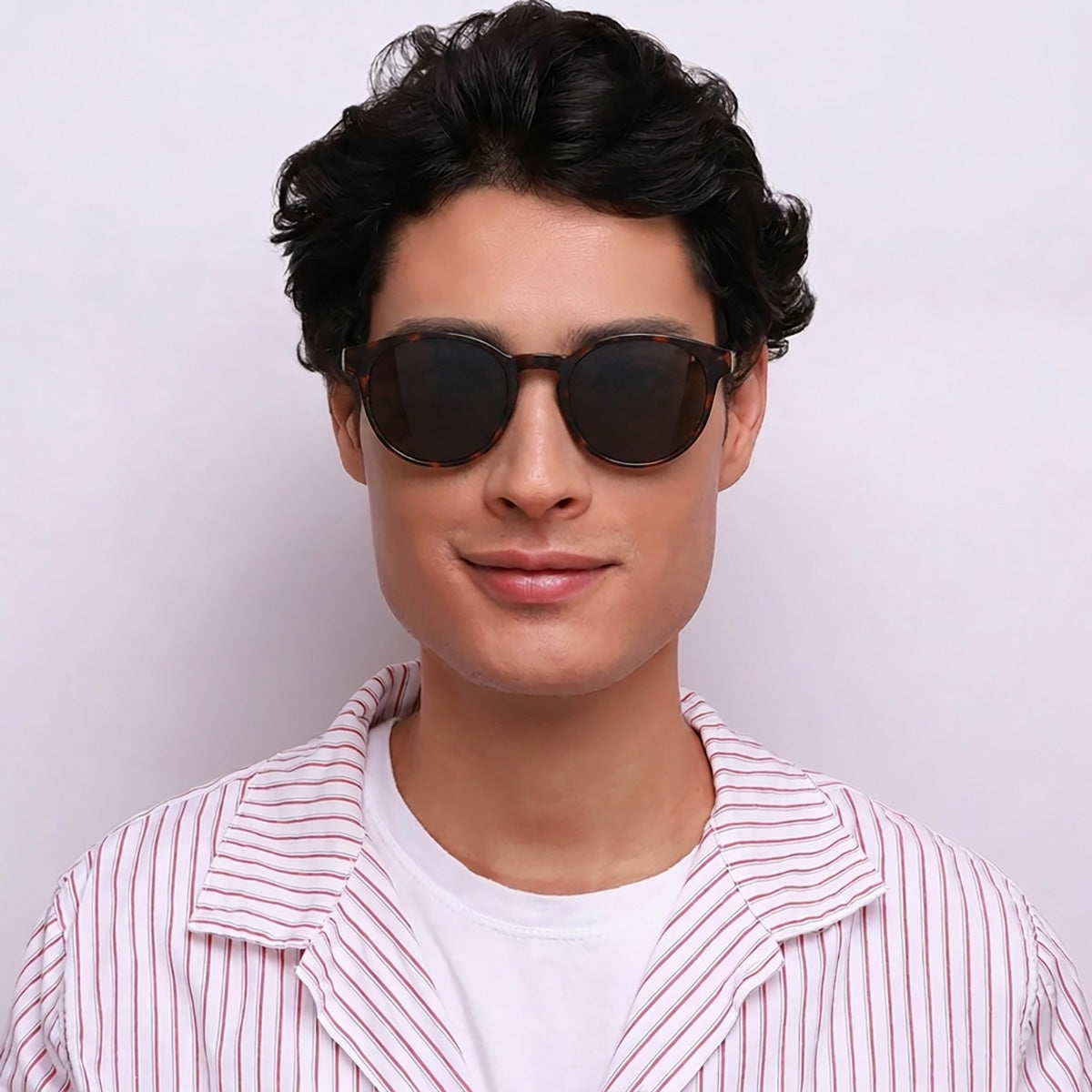 Óculos Redondo B16 Tartaruga em modelo com rosto grande.