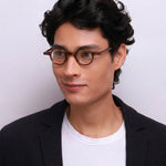 Óculos B31 Havana em modelo com rosto grande.