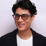 Óculos Redondo B32 Preto em modelo com rosto grande.