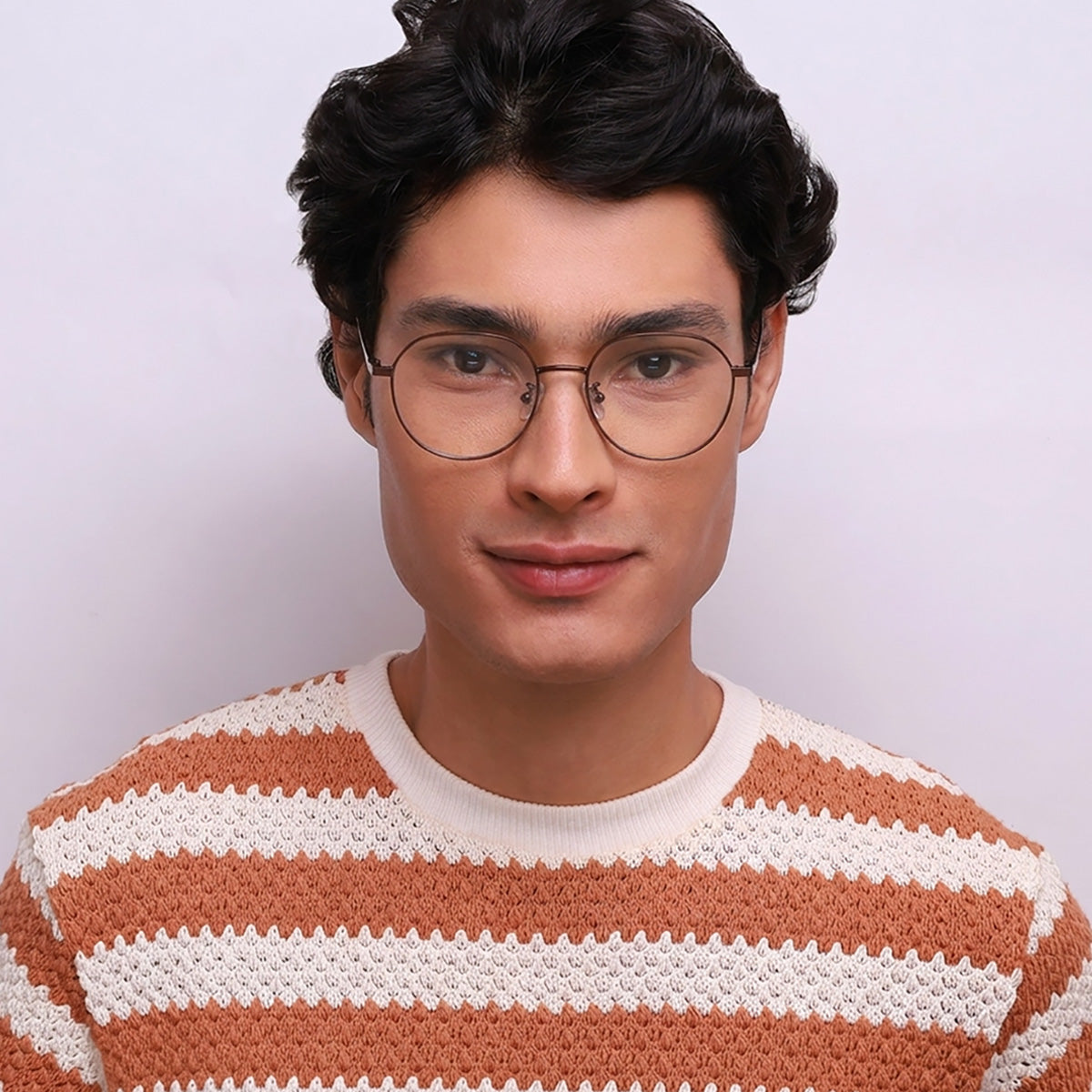 Óculos Redondo BM12 Bronze em modelo com rosto grande.