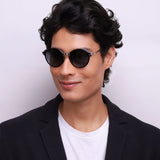 Óculos Redondo BM6 Preto em modelo com rosto grande.