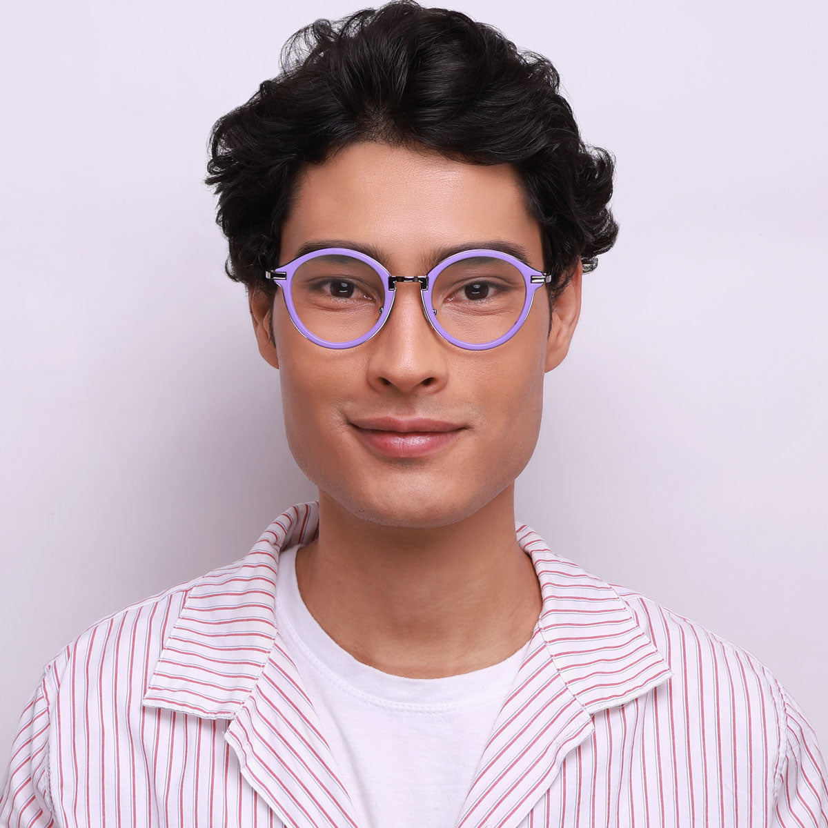 Óculos Redondo BM6 Roxo em modelo com rosto grande.