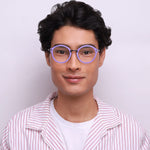 Óculos Redondo BM6 Roxo em modelo com rosto grande.