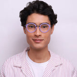 Óculos Redondo BM6 Roxo em modelo com rosto grande.