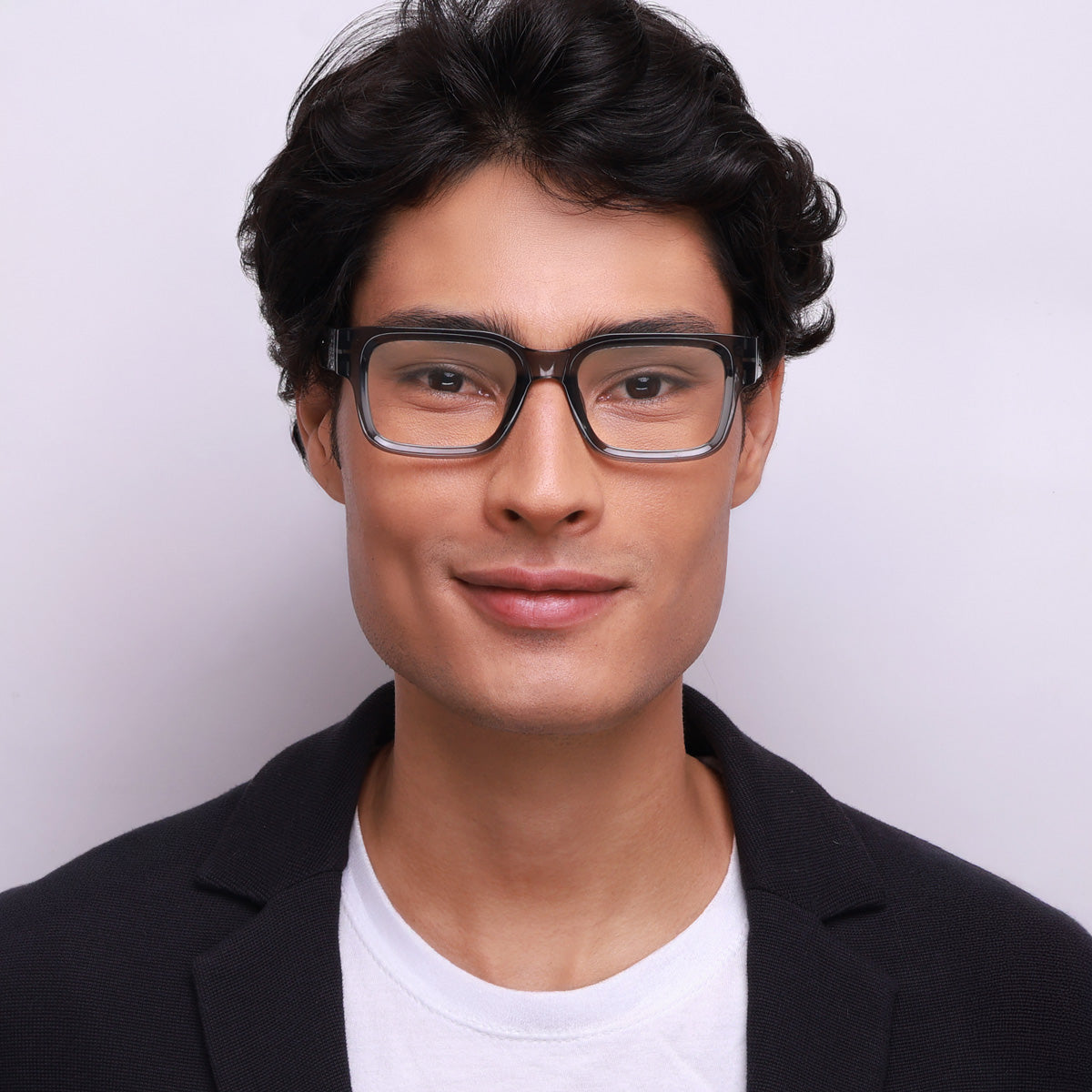 Óculos Quadrado Grande D11 Grafite em modelo com rosto grande.