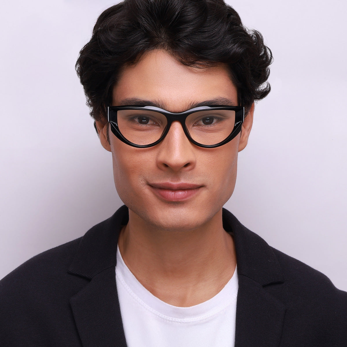 Óculos Geométrico G23 Preto em modelo com rosto médio.