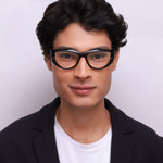 Óculos Geométrico G23 Preto em modelo com rosto médio.