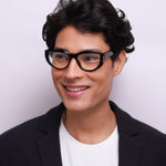 Óculos Geométrico G23 Preto em modelo com rosto médio.