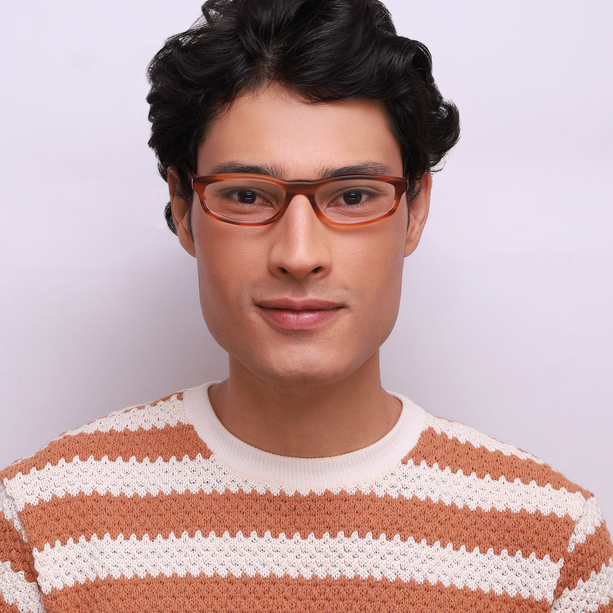 Óculos Geométrico G26 Havana em modelo com rosto médio.