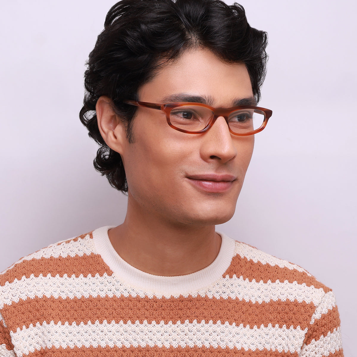 Óculos Geométrico G26 Havana em modelo com rosto médio.