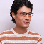 Óculos Geométrico G26 Havana em modelo com rosto médio.