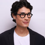 Óculos Geométrico G27 Preto em modelo com rosto grande.