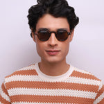 Óculos Geométrico G27 Tartaruga em modelo com rosto grande.