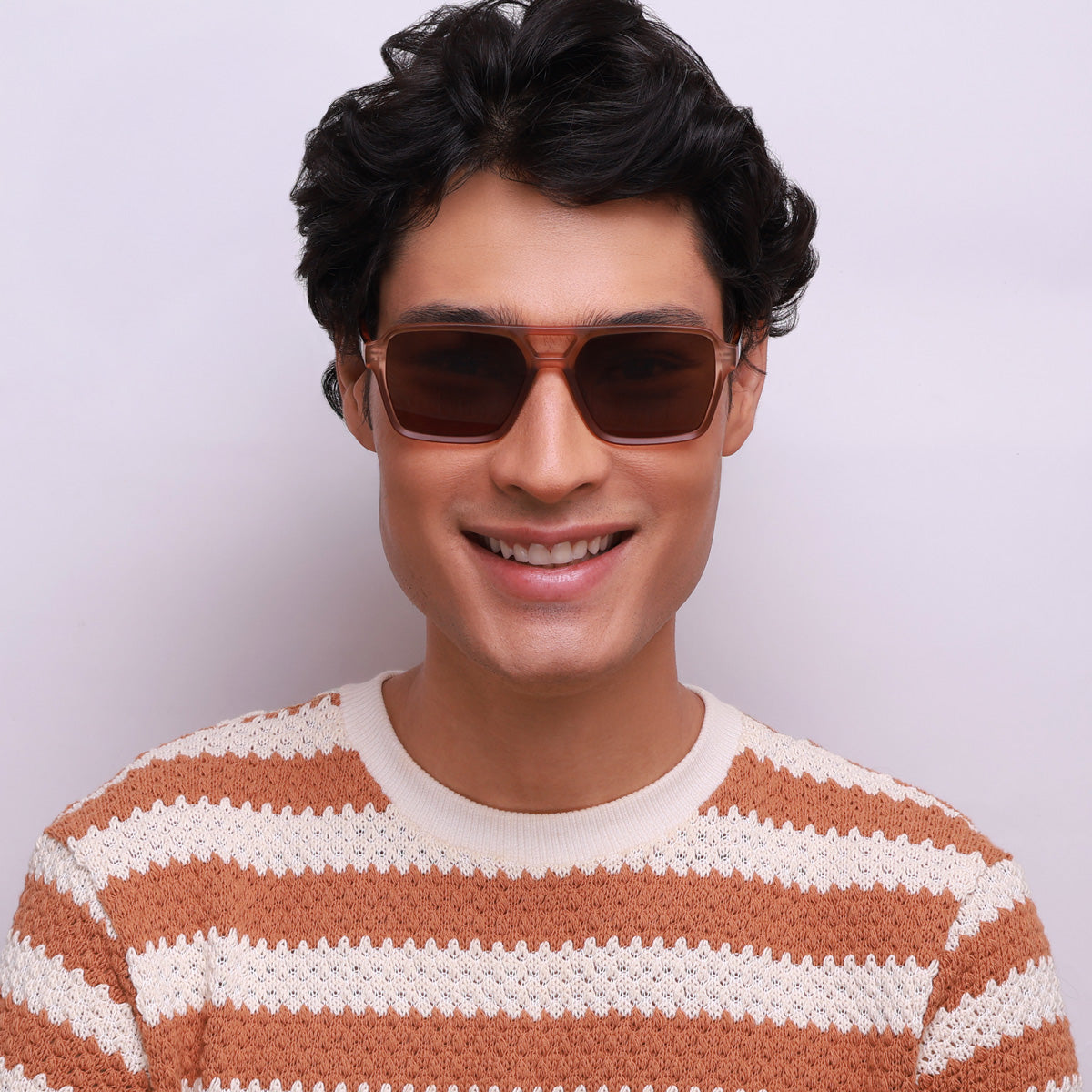 Óculos H2 Caramelo Fosco em modelo com rosto grande.