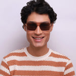 Óculos H2 Caramelo Fosco em modelo com rosto grande.