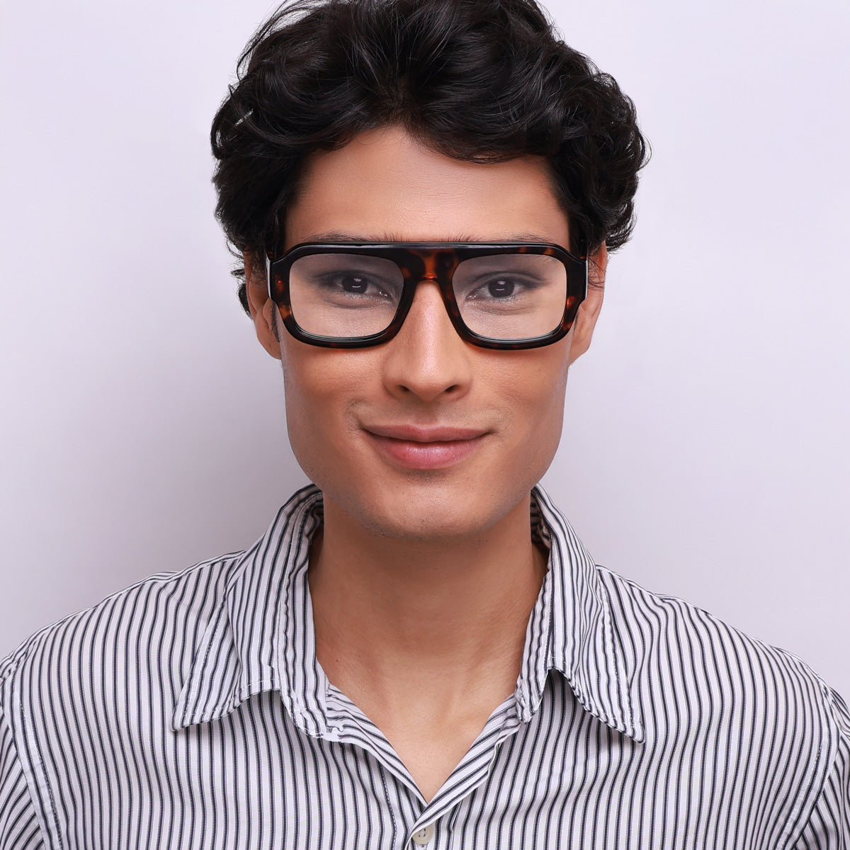 Óculos Aviador H4 Tartaruga em modelo com rosto grande.