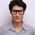 Óculos Aviador H4 Tartaruga em modelo com rosto grande.