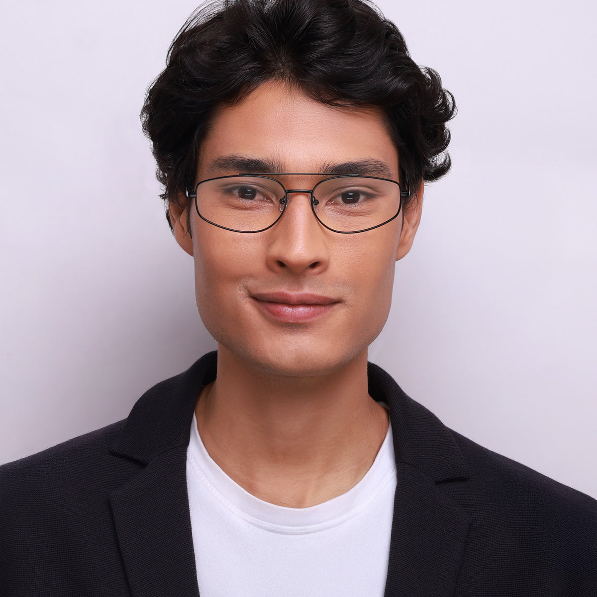 Óculos Aviador HM6 Preto em modelo com rosto grande.